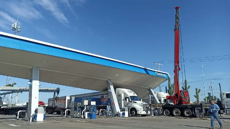 Tormenta tira el techo de una gasolinera en Navojoa (Foto: John Castellón/EXPRESO)
