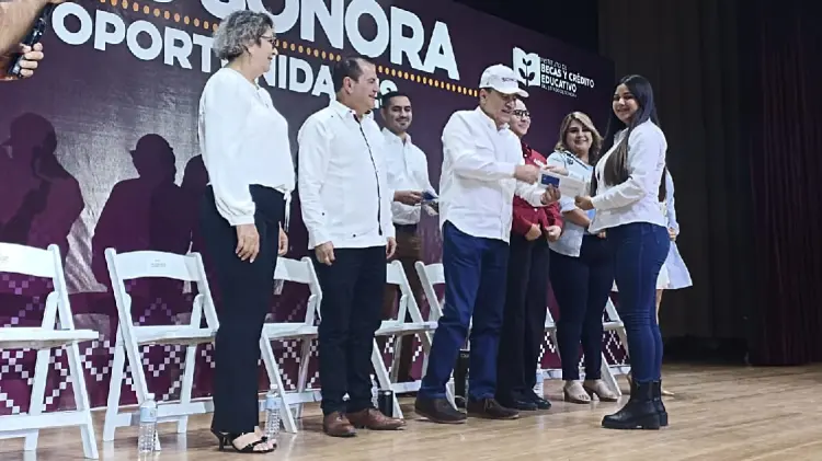 Entrega Gobierno Estatal 949 becas a alumnos de Agua Prieta (Foto:Especial/EXPRESO)