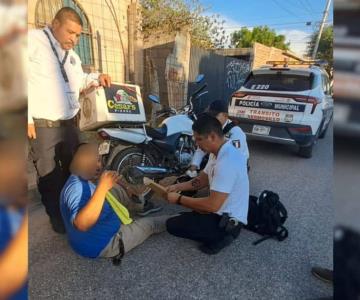 Policías brindan primeros auxilios a motociclista lesionado en accidente