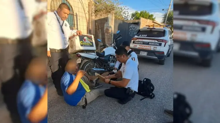 Policías atienden a motociclista lesionado en Villa Guadalupe (Foto:Especial/EXPRESO)