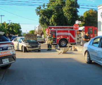 Accidente vial deja dos mujeres lesionadas y cuantiosos daños materiales