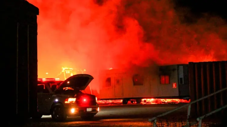 El siniestro inició en una oficina móvil. (Foto: Cristian Ruiz/EXPRESO).