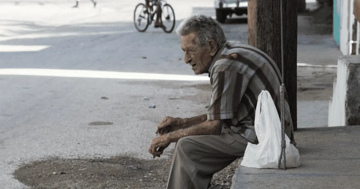 Encuesta revela que una de cada 5 personas percibe a abuelos como una carga