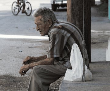 Encuesta revela que una de cada 5 personas percibe a abuelos como una carga