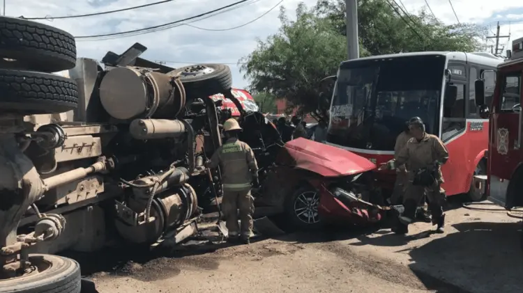 Participaron un tráiler, un sedán y una unidad de transporte urbano (Foto:Jesús Ballesteros/EXPRESO)