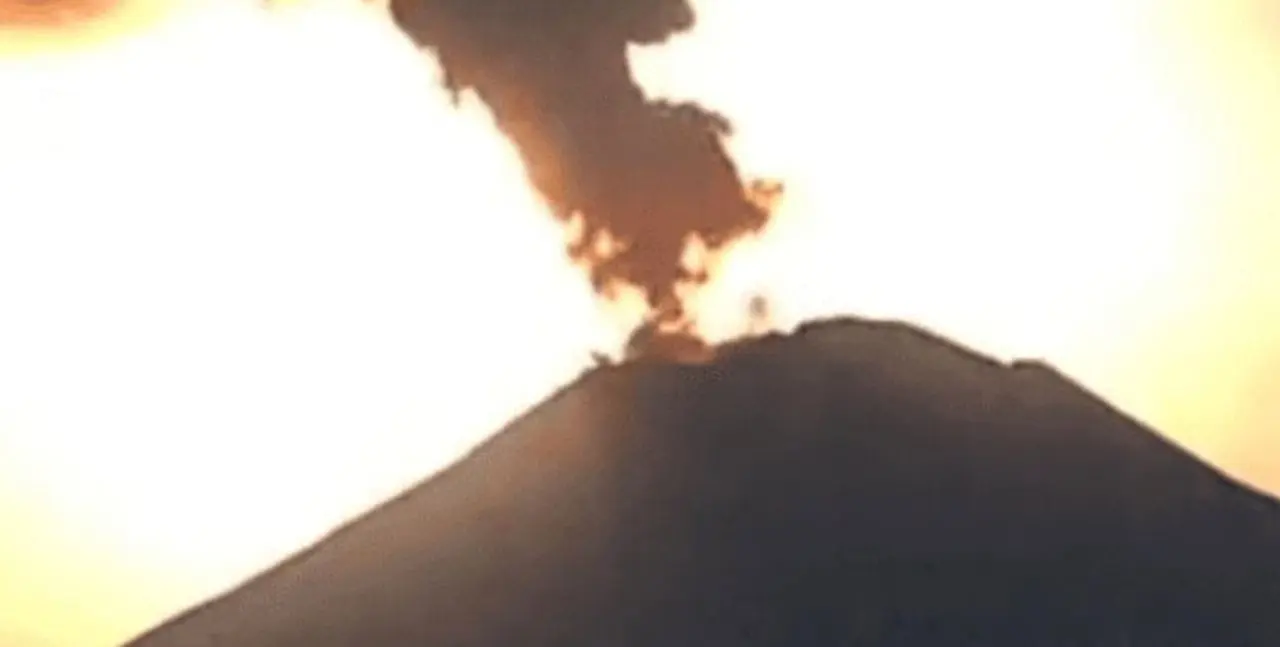 Extraña luz de luna ilumina al volcán Popocatépetl