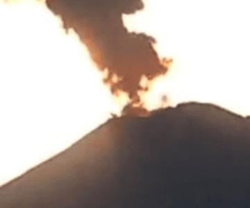 Extraña luz de luna ilumina al volcán Popocatépetl