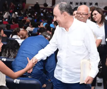 Entrega gobernador Alfonso Durazo becas en Caborca y Moctezuma