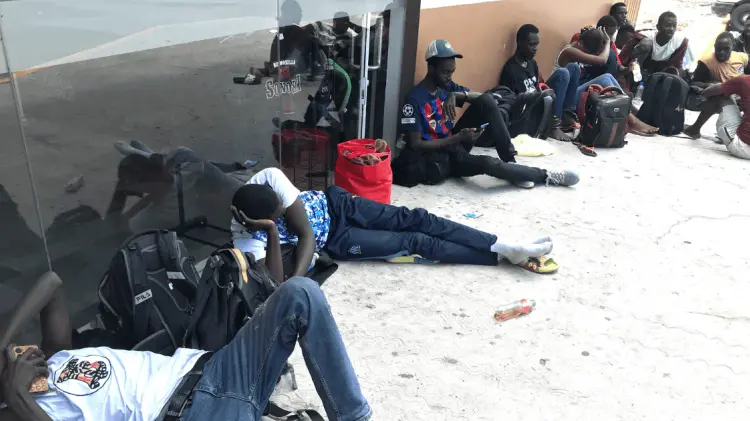 Los migrantes duermen por fuera de la Central en Hermosillo. (Foto: Jorge Flores/EXPRESO)