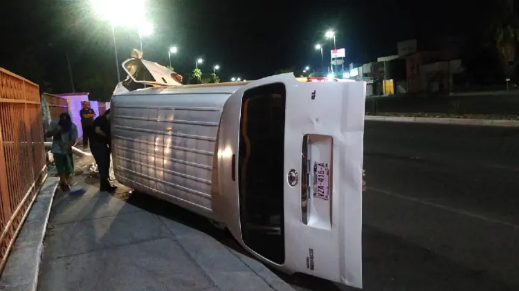 Camioneta quedó volcada tras impactar barda de Unison (Foto:Especial/EXPRESO)