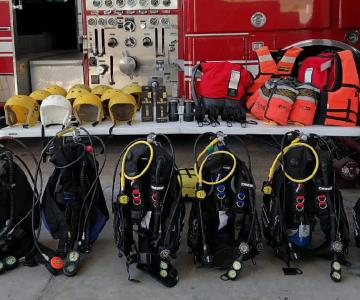 Patronato de Bomberos Voluntarios de Guaymas entrega equipo de buceo