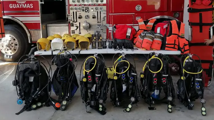 Bomberos Voluntarios entregan equipo de buceo (Foto:Especial/EXPRESO)