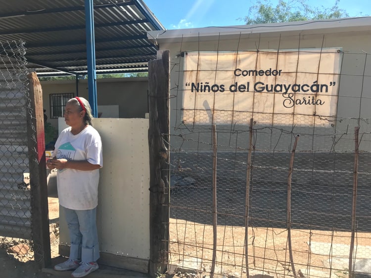 Sarita da alimento a más de 40 niños en su comedor 