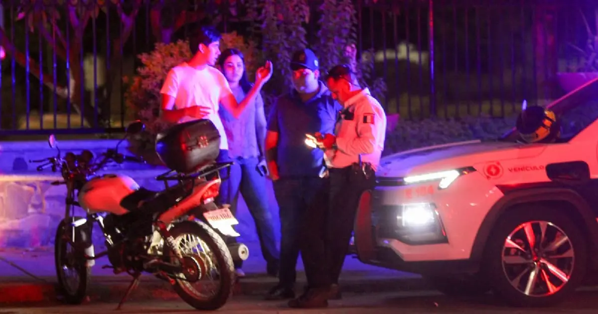 Pareja en motocicleta impactó contra una camioneta; no hay lesionados