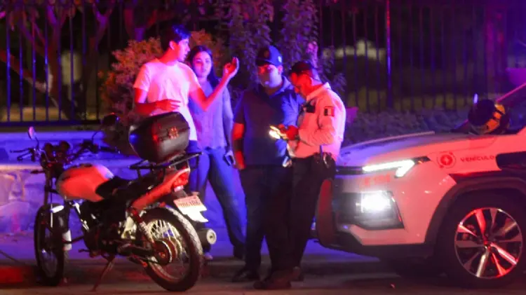 Pareja en motocicleta impacta una camioneta (Foto:Crstian Ruiz/EXPRESO)