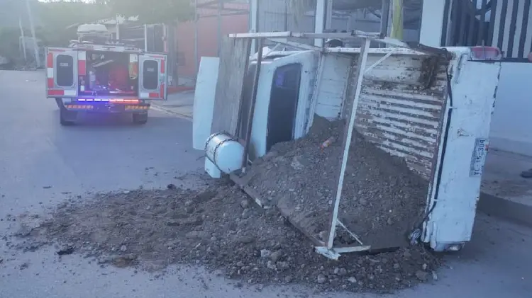Pick up termina volcado en Privadas del Real (Foto:Especial/EXPRESO)