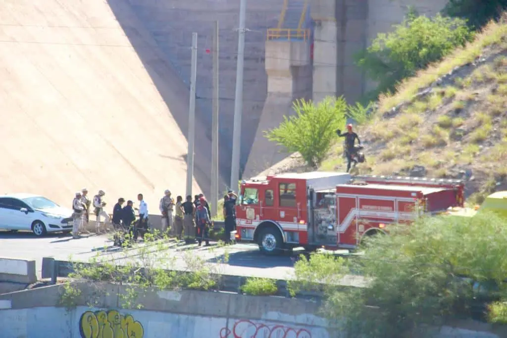 Bomberos rescatan a hombre de la tercera edad en las vías del tren