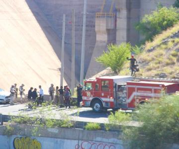 Bomberos rescatan a hombre de la tercera edad en las vías del tren