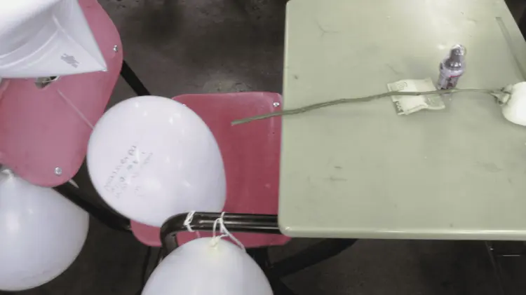 Compañeros colocaron globos y flores en el que fuera su pupitre. (Foto: Karyna Vieyra/EXPRESO)