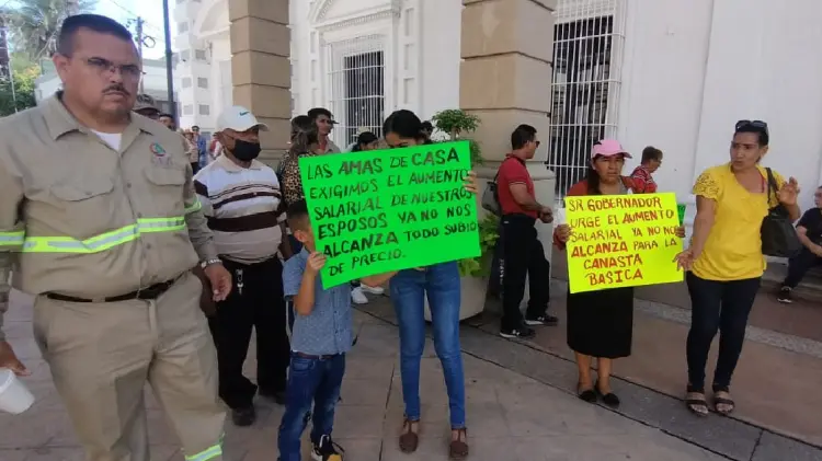 Esposas de trabajadores de la CEA se manifiestan en Hermosillo (Foto:Especial/EXPRESO)