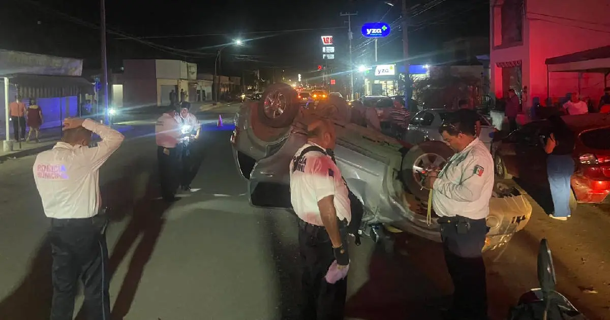 Conductor resulta lesionado luego de volcarse en Navojoa 