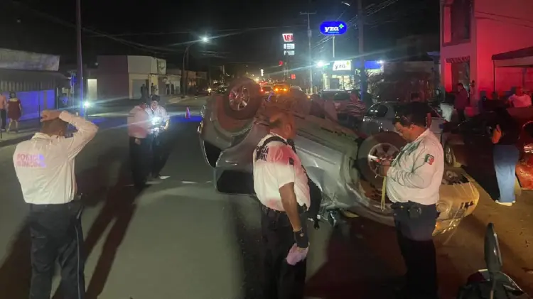 Conductor lesionado tras volcar su unidad en Navojoa (Foto:Edgar López/EXPRESO)