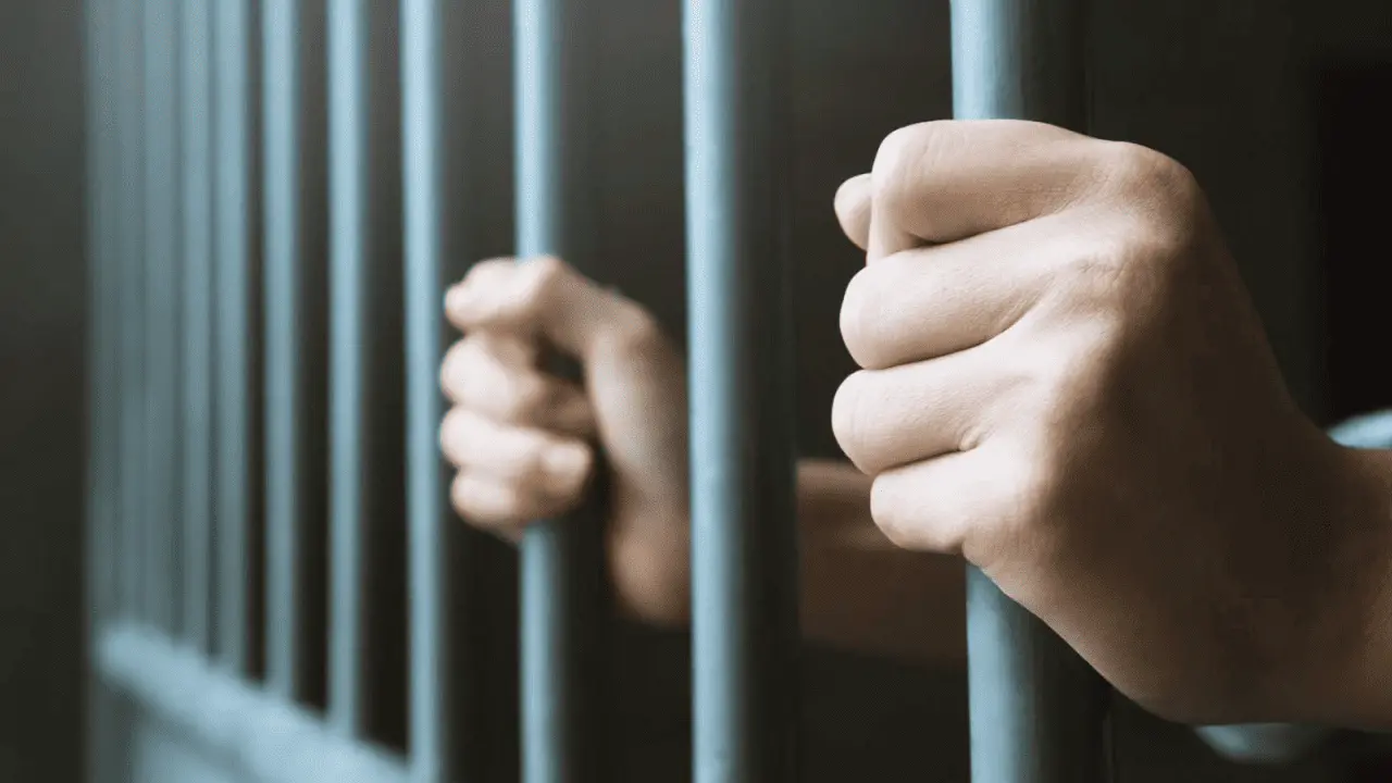 Dan 33 años de cárcel a hombre que vendía sexualmente a su hija de 17 años