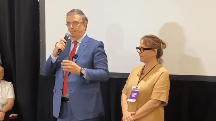 Marcelo Ebrard denuncia que el proceso de conteo de la encuesta está viciado. (Foto: Especial)