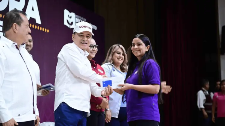 El gobernador puntualizó se ha beneficiado a más de 110 mil estudiantes. (Foto: Especial/EXPRESO)