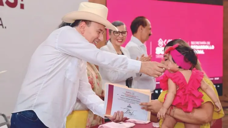 Alumnos recibieron 8 mil 804 becas y 85 mil útiles escolares. (Foto: Especial/EXPRESO)