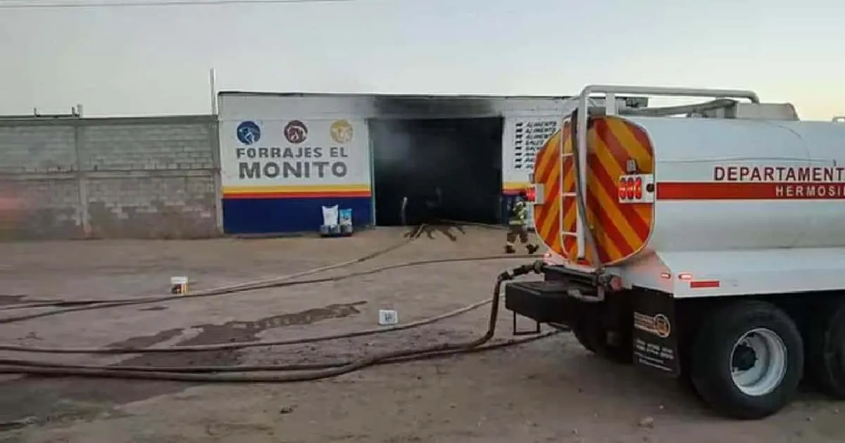 Arde almacén de alimento para ganado y vehículo de carga en El Tronconal