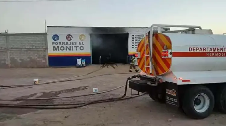 Bomberos controlaron incendio de almacén en El Tronconal (Foto:Especial/EXPRESO)