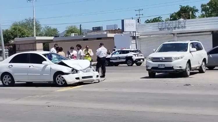 Agentes de Tránsito Municipal acudieron al lugar del accidente. (Foto: Cortesía)