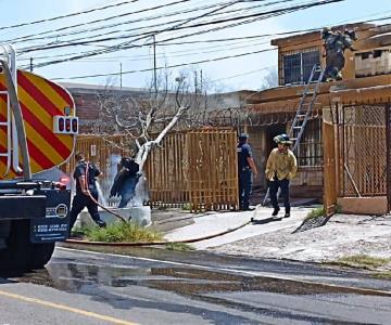 Bomberos sofocan incendio de casa en colonia Country Club; muere un perro