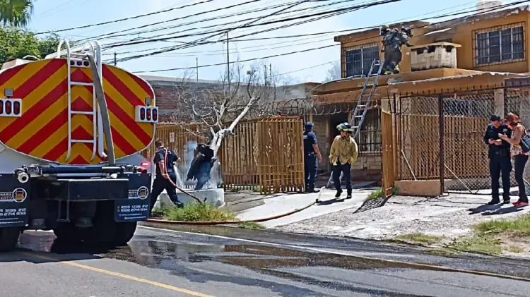 Bomberos combaten incendio de casa en Country Club (Foto:Tadeo Cruz/EXPRESO)