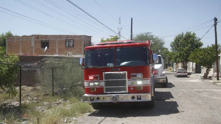 Bomberos combaten incendio en predio abandonado (Foto:Jesús Ballesteros/EXPRESO)
