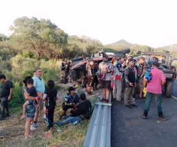 Dos personas lesionadas deja volcadura de vehículo todo terreno