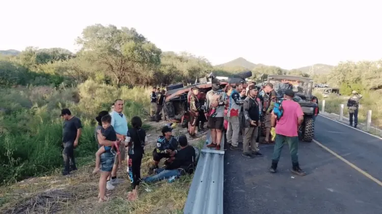 Un auto todo terreno quedó volcado en la carretera a Ures. (Foto: Cortesía/EXPRESO)