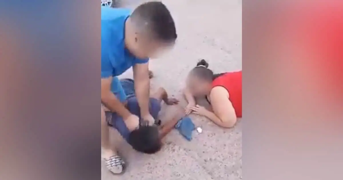 Dan de baja a bombero por someter violentamente a mujer en Guaymas