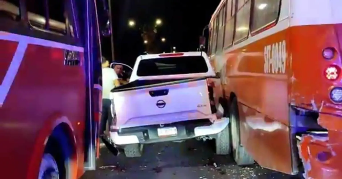 Dos camiones y un Pick up sufren aparatoso choque en Periférico Norte