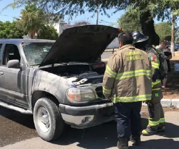 Camioneta es consumida por las llamas en cerrada Santa Mónica