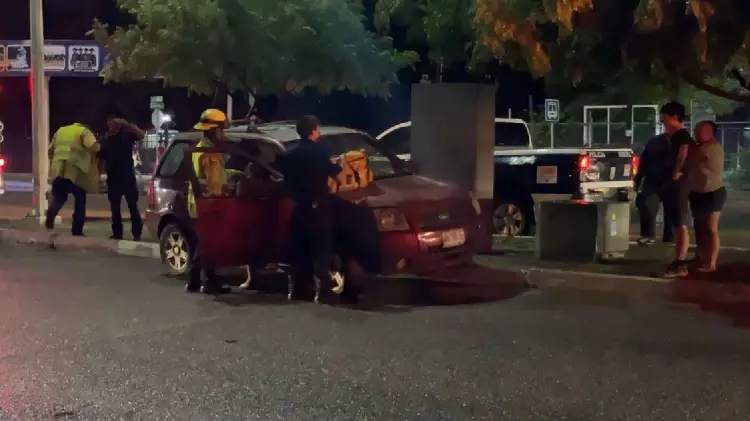 Vagoneta se impactó contra un árbol en Navojoa y deja una lesionada (Foto:John Castellón/EXPRESO)