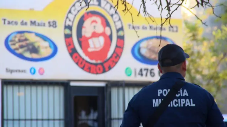 Policías resguardan negocio tras amenaza armada en Las Quintas (Foto:Cristian Ruiz/EXPRESO)