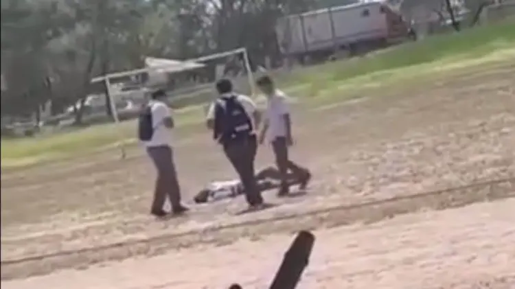 La agresión fue captada en video y se viralizó por redes sociales. (Foto: Captura de video)
