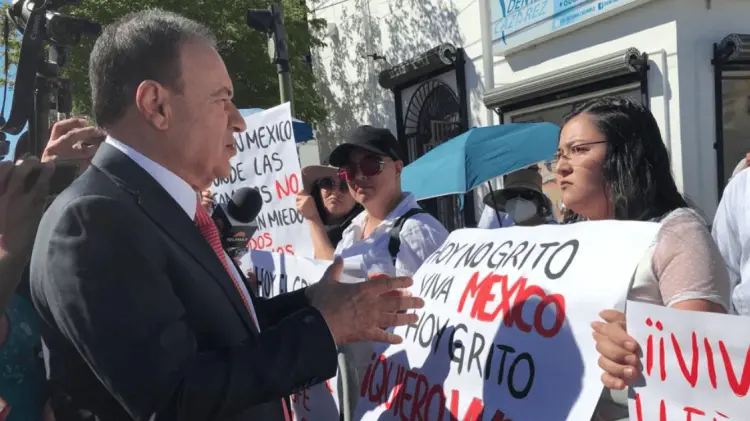 El gobernador atendió a los familiares del maestro Caleb. (Foto: Jorge Flores/EXPRESO)