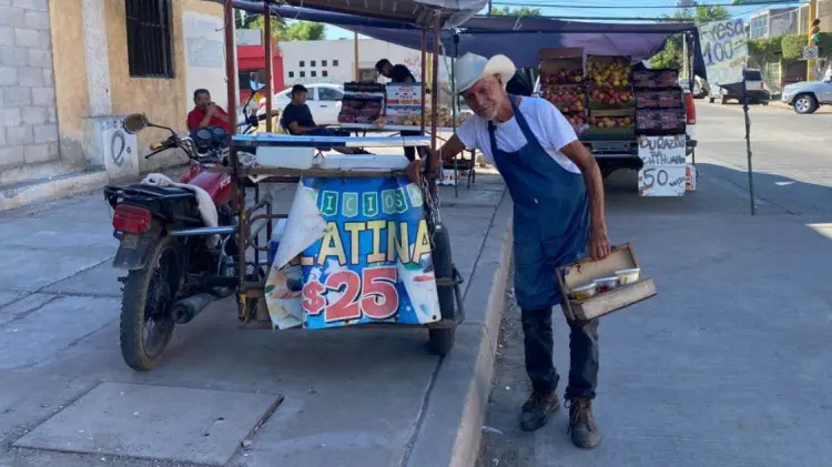 Gerardo Monrroy Altamirano mueve sus productos en una moto adaptada. (Foto: Ana Camargo/EXPRESO)