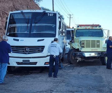 Choque entre transporte de personal y máquina extinguidora deja 20 heridos