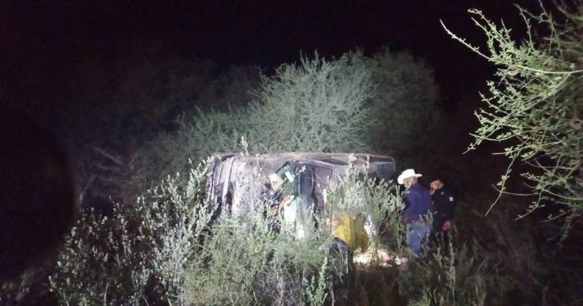 Mujer termina con lesiones leves tras volcar su unidad en la carretera