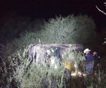 Mujer termina con lesiones leves tras volcar su unidad en la carretera