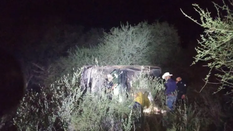 Mujer vuelca su vehículo en la carretera a San Miguel de Horcasitas (Foto:Cristian Ruiz/EXPRESO)